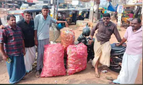 Kerala : ऑटो ड्राइवर पैलिएटिव केयर के लिए प्लास्टिक इकट्ठा करके इनकम कमाते है Kerala : ऑटो ड्राइवर पैलिएटिव केयर के लिए प्लास्टिक इकट्ठा करके इनकम कमाते है