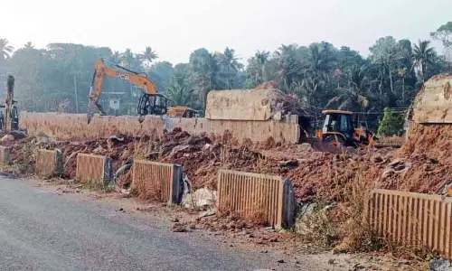 Kadavoor में मिट्टी का पुल बदला गया; थुन्निल में एलिवेटेड रोड का निर्माण शुरू