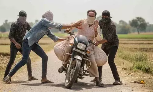 Madhya Pradesh में चोरों ने मिर्च पाउडर फेंका, किसानों की आंखों में धूल झोंककर 25 लाख रुपये लूटे Madhya Pradesh में चोरों ने मिर्च पाउडर फेंका, किसानों की आंखों में धूल झोंककर 25 लाख रुपये लूटे