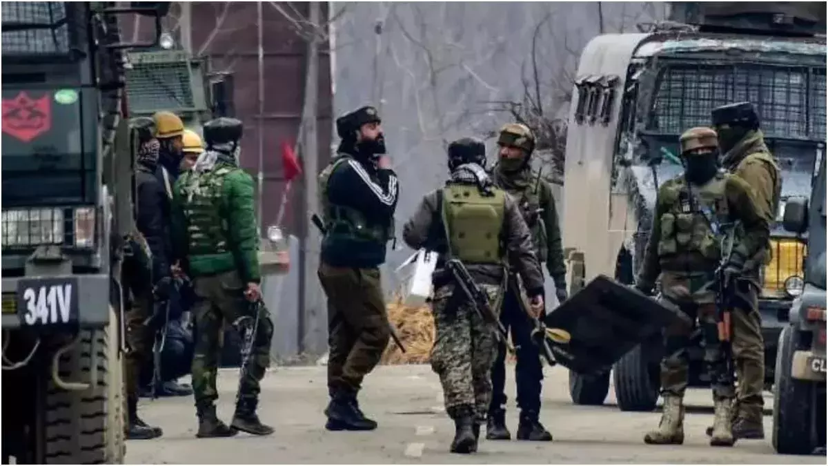 Jammu: राजौरी में संदिग्धों की गतिविधियों पर नजर रखी गई Jammu: राजौरी में संदिग्धों की गतिविधियों पर नजर रखी गई