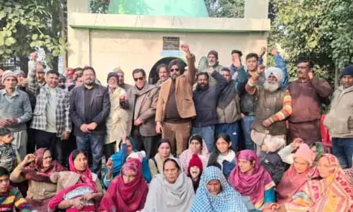 पूर्व मंत्रियों और DDC ने पीर बाबा की ज़मीन के गलत तरीके से ट्रांसफर के खिलाफ़ प्रदर्शन किया पूर्व मंत्रियों और DDC ने पीर बाबा की ज़मीन के गलत तरीके से ट्रांसफर के खिलाफ़ प्रदर्शन किया