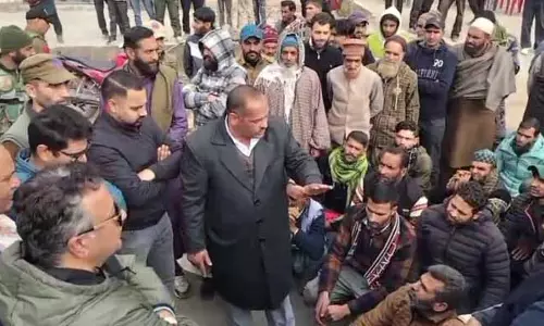 RAJOURI: खराब बिजली और पानी सप्लाई के खिलाफ लोगों ने किया प्रदर्शन RAJOURI: खराब बिजली और पानी सप्लाई के खिलाफ लोगों ने किया प्रदर्शन