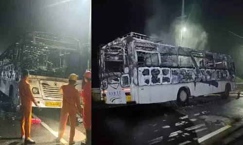 कोट्टायम के गावी में बजट ट्रिप पर KSRTC की बस में आग लग गई, यात्री सुरक्षित कोट्टायम के गावी में बजट ट्रिप पर KSRTC की बस में आग लग गई, यात्री सुरक्षित