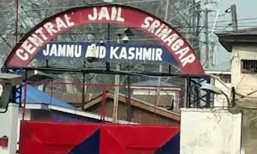 Srinagar: श्रीनगर में यूएपीए जांच के तहत छापेमारी Srinagar: श्रीनगर में यूएपीए जांच के तहत छापेमारी