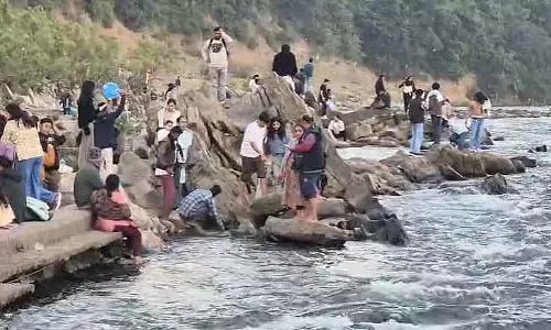 MP : नए साल की शाम को जबलपुर के भेड़ाघाट में टूरिस्ट पर सेल्फी का क्रेज छाया