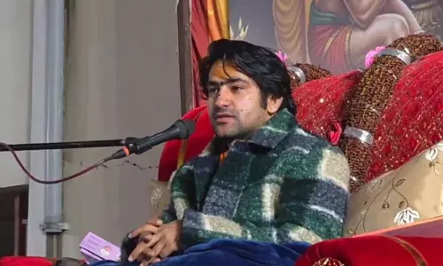 MP : नए साल के जश्न के लिए पब से ज़्यादा चरणामृत, धीरेंद्र शास्त्री ने युवाओं की सोच में बदलाव की तारीफ़ की