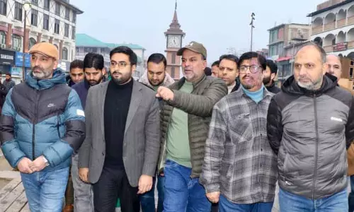 DC Srinagar ने लाल चौक इलाके का व्यापक दौरा किया DC Srinagar ने लाल चौक इलाके का व्यापक दौरा किया