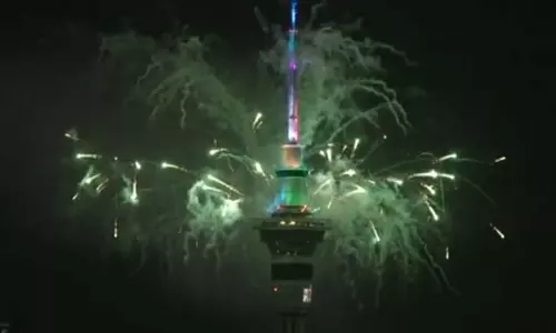 New Year 2026: नए साल 2026 का आगाज हुआ, झूमते दिखे लोग, देखें VIDEO New Year 2026: नए साल 2026 का आगाज हुआ, झूमते दिखे लोग, देखें VIDEO