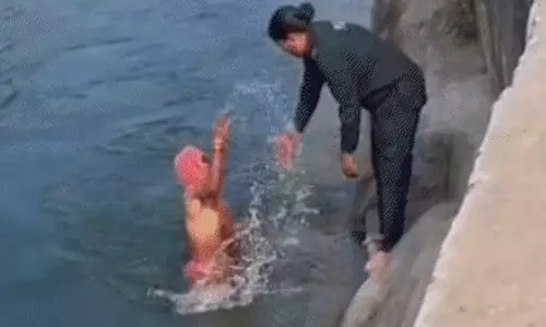 Banswara: कांस्टेबल की सतर्कता से महिला की जिंदगी बची Banswara: कांस्टेबल की सतर्कता से महिला की जिंदगी बची