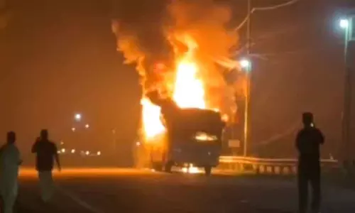 मलप्पुरम से गवी आ रही KSRTC बस में आग लग गई