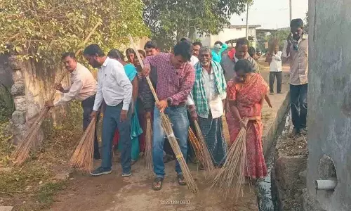 Mupparam गांव में सरपंच और गांववालों ने मिलकर सफाई का काम किया Mupparam गांव में सरपंच और गांववालों ने मिलकर सफाई का काम किया