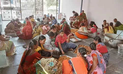 Koppal Mela : तीन क्विंटल लड्डू बनाने वाली महिलाएं Koppal Mela : तीन क्विंटल लड्डू बनाने वाली महिलाएं
