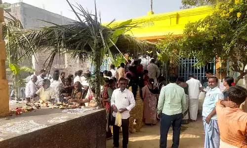 Karatagi : दर्शन के लिए कतार में लगे भक्त Karatagi : दर्शन के लिए कतार में लगे भक्त
