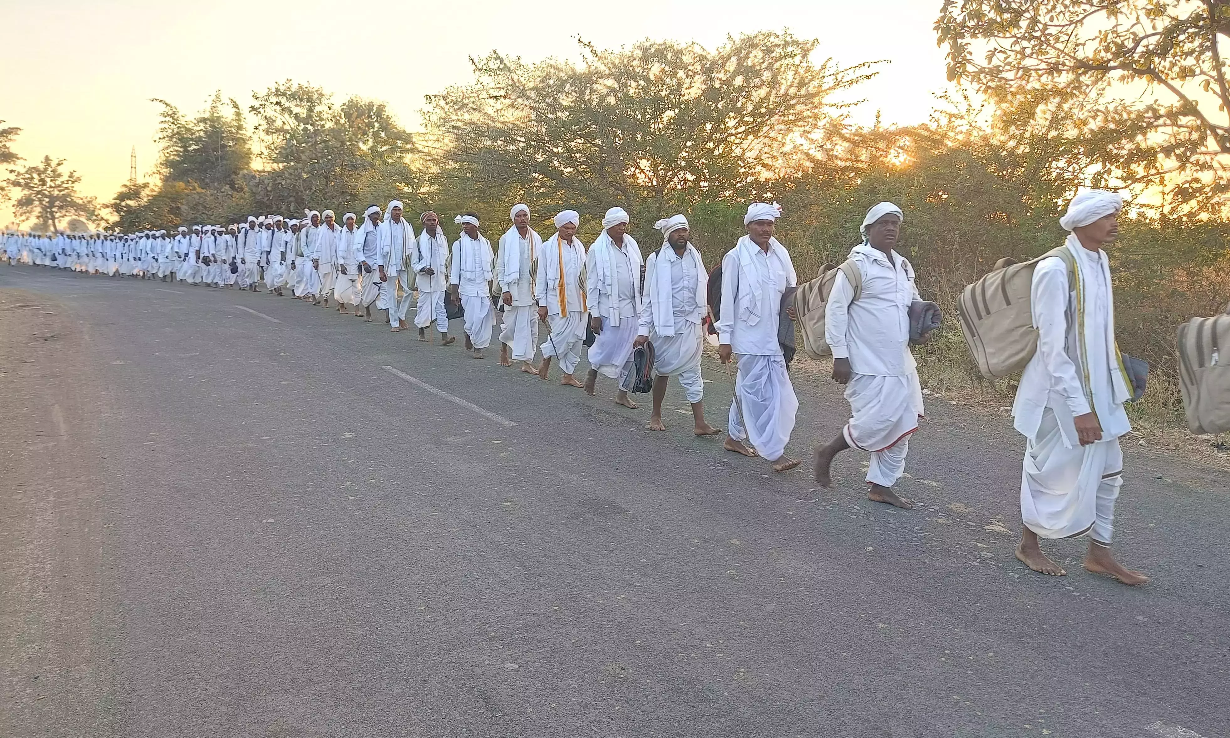 Telangana : आदिवासियों ने सर्दी का सामना करते हुए सालाना गंगाजल पदयात्रा शुरू की