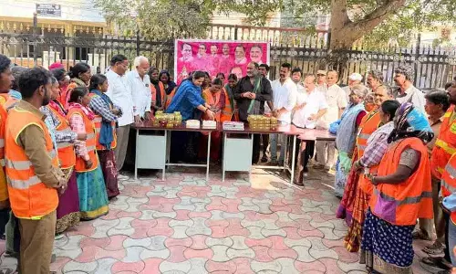 GHMC पार्षद ने भारती नगर में सफाई कर्मचारियों को सम्मानित किया GHMC पार्षद ने भारती नगर में सफाई कर्मचारियों को सम्मानित किया