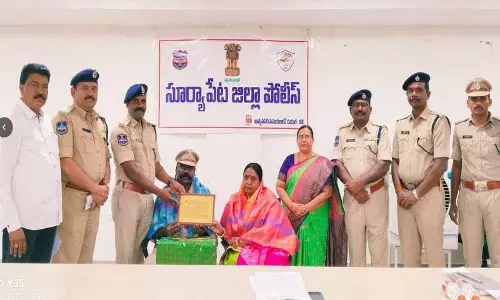 Suryapet जिले के एसपी के. नरसिम्हा ने रामुलु को उनकी लंबी पुलिस सेवा के लिए सम्मानित किया Suryapet जिले के एसपी के. नरसिम्हा ने रामुलु को उनकी लंबी पुलिस सेवा के लिए सम्मानित किया