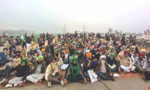 सर्विस रोड और ड्रेनेज की कमी को लेकर ज़मीन मालिकों और किसानों ने NHAI की आलोचना की