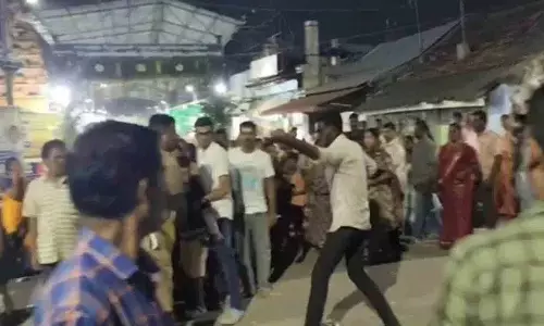 Tamil Nadu में एक व्यक्ति ने पुलिस पर चाकू से हमला करने की कोशिश की, वीडियो वायरल Tamil Nadu में एक व्यक्ति ने पुलिस पर चाकू से हमला करने की कोशिश की, वीडियो वायरल