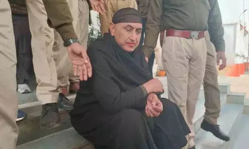Uttar Pradesh में रेप के आरोपी पूर्व पुलिस अधिकारी को महिला का भेष बदलकर पकड़ा गया Uttar Pradesh में रेप के आरोपी पूर्व पुलिस अधिकारी को महिला का भेष बदलकर पकड़ा गया