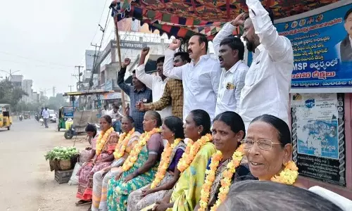 बोल्लम मल्लैया यादव ने चिलुकुरु SI सुरेश रेड्डी के सस्पेंशन की मांग की बोल्लम मल्लैया यादव ने चिलुकुरु SI सुरेश रेड्डी के सस्पेंशन की मांग की