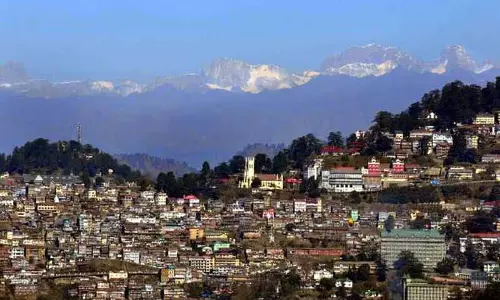 Shimla में बर्फबारी का इंतजार, नए साल के लिए उत्साहित लोग पहाड़ों पर उमड़े
