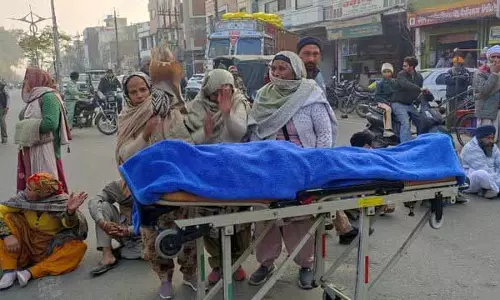 Amritsar: व्यक्ति की पीट-पीटकर हत्या, परिजनों ने पुलिस थाने के बाहर धरना दिया Amritsar: व्यक्ति की पीट-पीटकर हत्या, परिजनों ने पुलिस थाने के बाहर धरना दिया