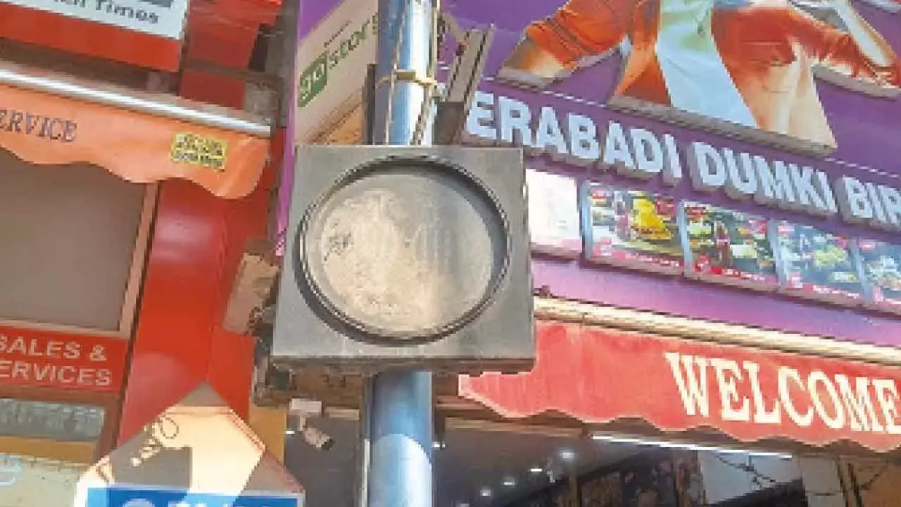 Telangana: खराब पेलिकन सिग्नल से पैदल चलने वालों को खतरा Telangana: खराब पेलिकन सिग्नल से पैदल चलने वालों को खतरा