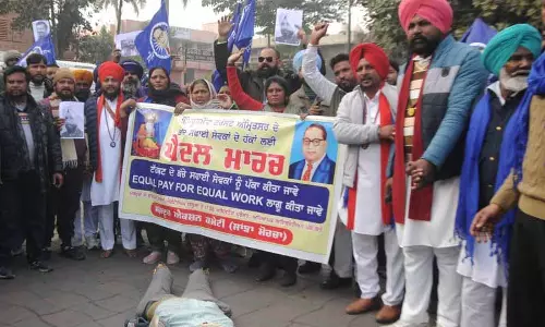Amritsar: सफाई कर्मचारियों को नौकरी से निकालने के खिलाफ मार्च निकाला गया