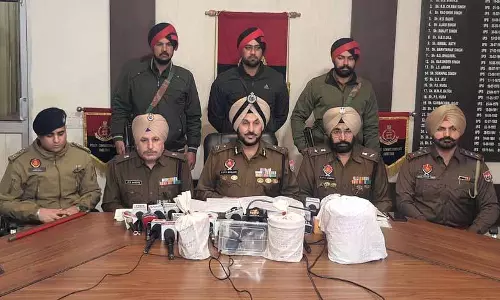 क्रॉस-बॉर्डर ड्रग रैकेट का भंडाफोड़, 4 kg हेरोइन के साथ सात लोग पकड़े गए, ICE क्रॉस-बॉर्डर ड्रग रैकेट का भंडाफोड़, 4 kg हेरोइन के साथ सात लोग पकड़े गए, ICE
