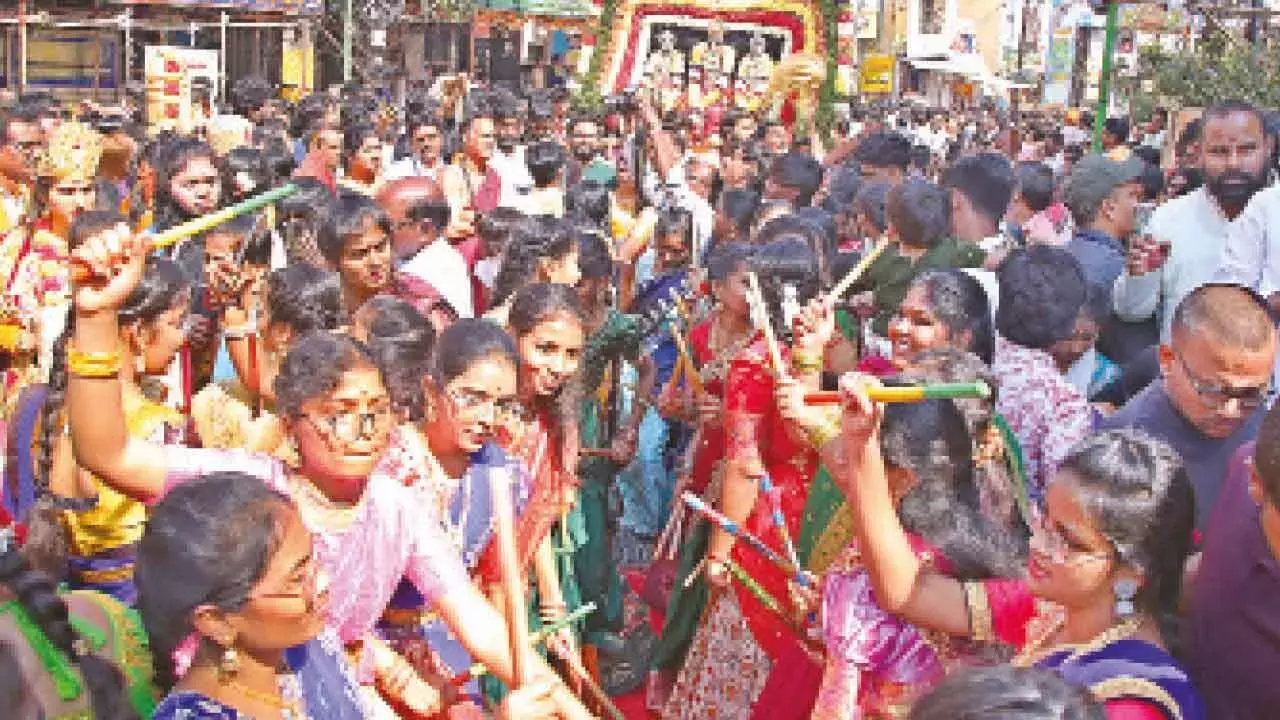 दिव्य द्वार खुले: शहर ने आध्यात्मिक उत्साह के साथ वैकुंठ एकादशी मनाई दिव्य द्वार खुले: शहर ने आध्यात्मिक उत्साह के साथ वैकुंठ एकादशी मनाई