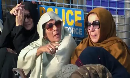 Adiala जेल के बाहर PTI नेताओं ने इमरान खान से मुलाकात से इनकार किया Adiala जेल के बाहर PTI नेताओं ने इमरान खान से मुलाकात से इनकार किया