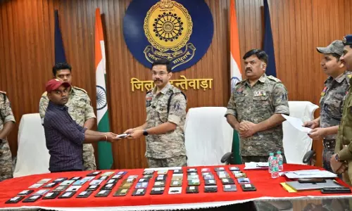 दंतेवाड़ा पुलिस का सराहनीय प्रयास, अभियान में 14 लाख से अधिक के 70 गुम मोबाइल लौटाए