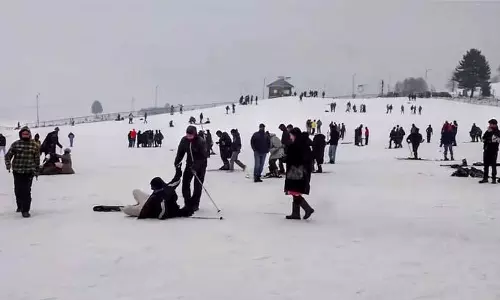 Kashmir Valley के कुछ हिस्सों में असामान्य रूप से गर्म सर्दियों के बीच बर्फबारी Kashmir Valley के कुछ हिस्सों में असामान्य रूप से गर्म सर्दियों के बीच बर्फबारी
