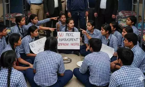 Madhya Pradesh में टीचर के व्यवहार से नाराज़ छात्र, 80 ने किया खुद को लॉक Madhya Pradesh में टीचर के व्यवहार से नाराज़ छात्र, 80 ने किया खुद को लॉक
