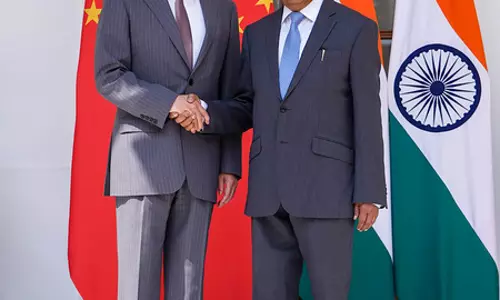 इस साल चीन और भारत के बीच संबंधों में हुए सुधार: चीनी विदेश मंत्री