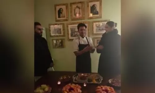 Deepika ने न्यूयॉर्क में शेफ विकास खन्ना के रेस्तरां में मोदक बनाया Deepika ने न्यूयॉर्क में शेफ विकास खन्ना के रेस्तरां में मोदक बनाया