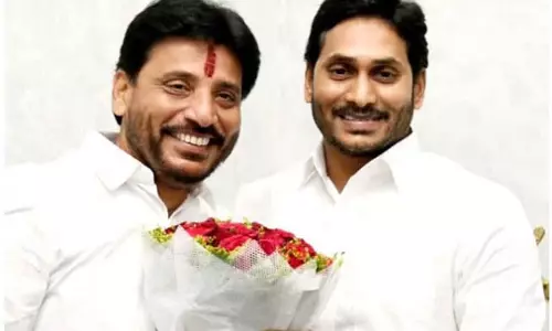 YSRCP से विदाई, पर दिल में जगन: बेबाक इंटरव्यू में बोले दुव्वाडा—पार्टी चीफ से है गहरा लगाव YSRCP से विदाई, पर दिल में जगन: बेबाक इंटरव्यू में बोले दुव्वाडा—पार्टी चीफ से है गहरा लगाव