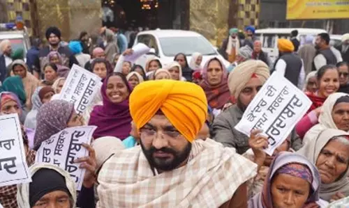 AAP ने पंजाब में नई ग्रामीण रोज़गार योजना के खिलाफ विरोध प्रदर्शन किया