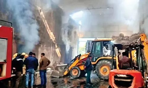 हावड़ा जिले में दो जगहों पर आग लगने से Jute Warehouse और दुकान जलकर खाक हो गई