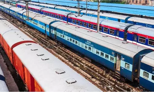 रेलवे अधिकारी Sankranti त्योहार के मौके पर विजयवाड़ा के रास्ते स्पेशल ट्रेनें चला रहे रेलवे अधिकारी Sankranti त्योहार के मौके पर विजयवाड़ा के रास्ते स्पेशल ट्रेनें चला रहे