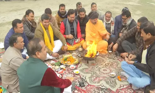 AAP नेताओं ने यमुना टिप्पणी के विरोध में कालिंदी कुंज घाट पर किया हवन