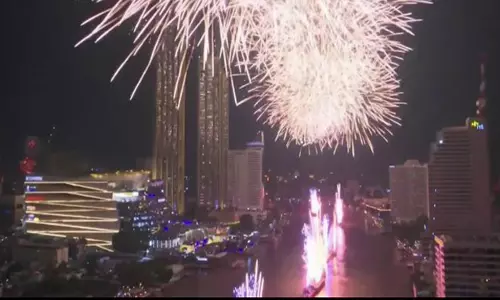Happy New Year 2026: बैंकॉक में धमाकेदार आतिशबाज़ी से स्वागत