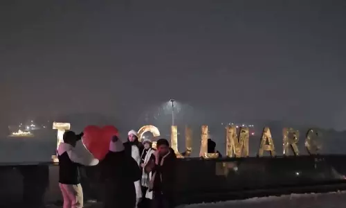 J&K: नववर्ष 2026 से पहले गुलमर्ग में पर्यटक पहुंचे