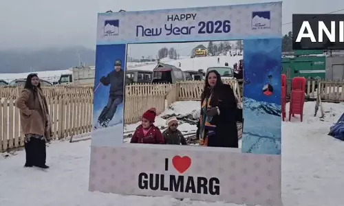J&K: नए साल 2026 के जश्न से पहले गुलमर्ग में सैलानियों की भारी भीड़ J&K: नए साल 2026 के जश्न से पहले गुलमर्ग में सैलानियों की भारी भीड़