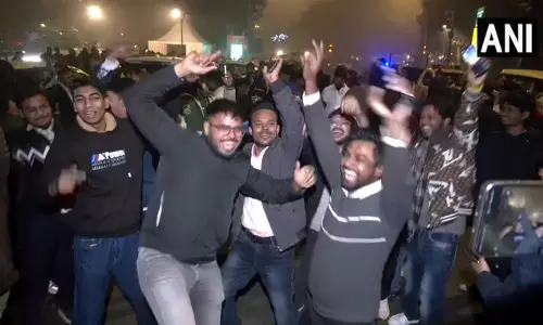 राष्ट्रीय राजधानी में लोगों ने नए साल 2026 का स्वागत जश्न के साथ किया राष्ट्रीय राजधानी में लोगों ने नए साल 2026 का स्वागत जश्न के साथ किया