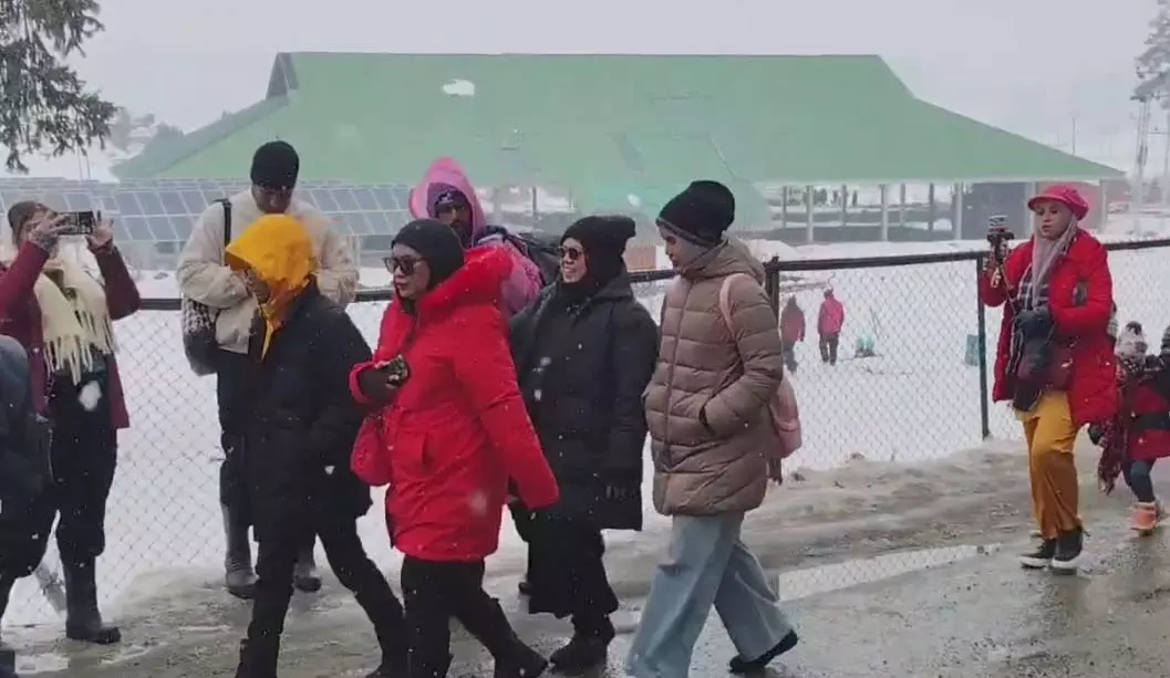 Jammu Kashmir : गुलमर्ग में बर्फबारी, सैलानियों की उमड़ी भारी भीड़ Jammu Kashmir : गुलमर्ग में बर्फबारी, सैलानियों की उमड़ी भारी भीड़