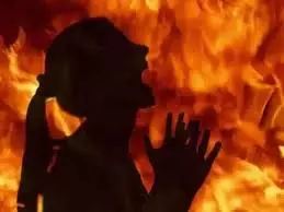 Burhanpur: पति ने पत्नी को डीजल डालकर जिंदा जलाया, गांव में फैली सनसनी Burhanpur: पति ने पत्नी को डीजल डालकर जिंदा जलाया, गांव में फैली सनसनी