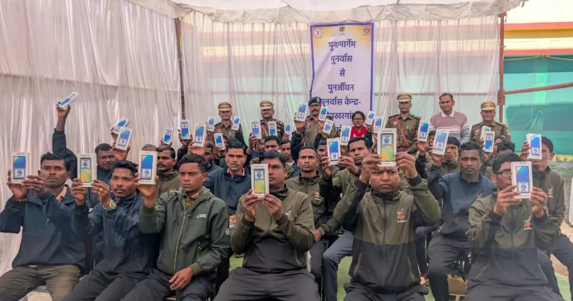 स्मार्टफोन बांटे गए सरेंडर नक्सलियों को, बस्तर आईजी ने किया वितरण स्मार्टफोन बांटे गए सरेंडर नक्सलियों को, बस्तर आईजी ने किया वितरण