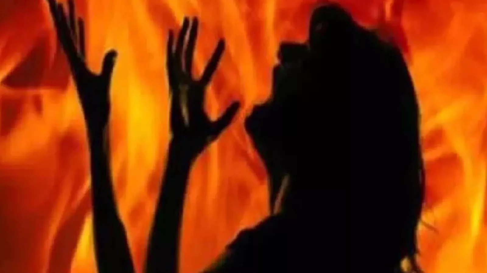 खाना बनाते समय आग में घिरी महिला, जलकर मौत खाना बनाते समय आग में घिरी महिला, जलकर मौत