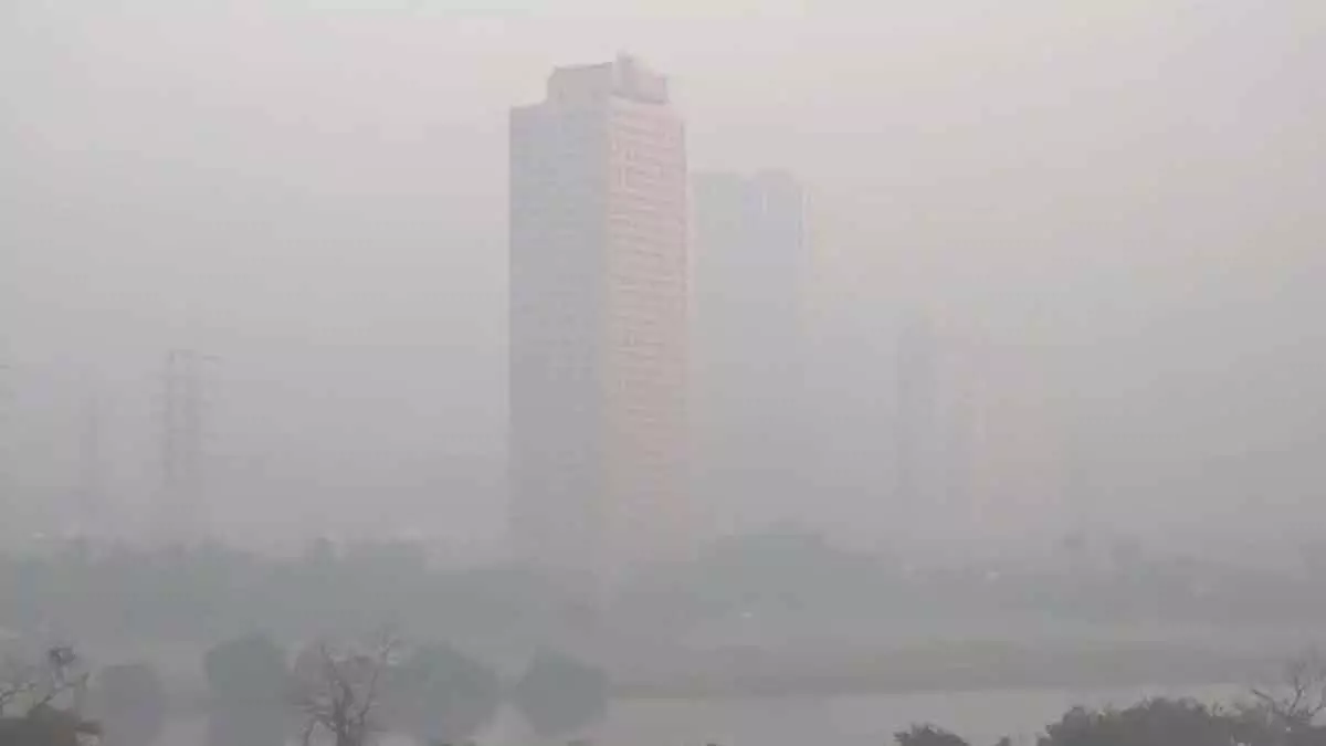 Mumbai : ठंडी सुबह के बावजूद एयर क्वालिटी गंभीर कैटेगरी में जाने से शहर में घना स्मॉग Mumbai : ठंडी सुबह के बावजूद एयर क्वालिटी गंभीर कैटेगरी में जाने से शहर में घना स्मॉग